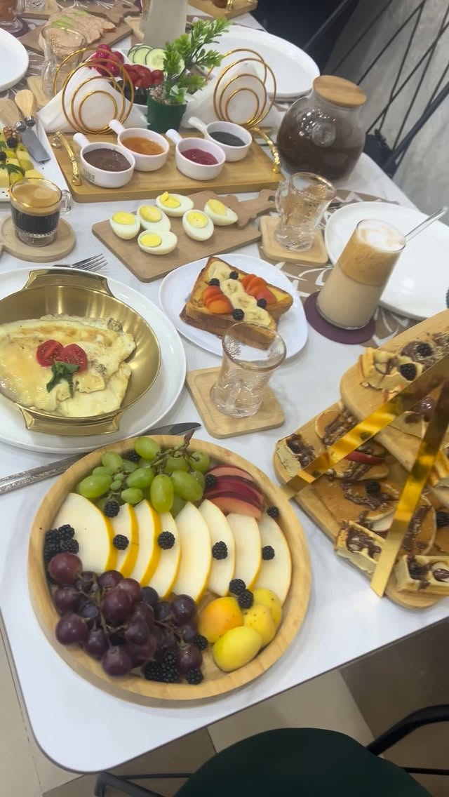 Salle chaleureuse du SR Coffee & Brunch à El Khroub